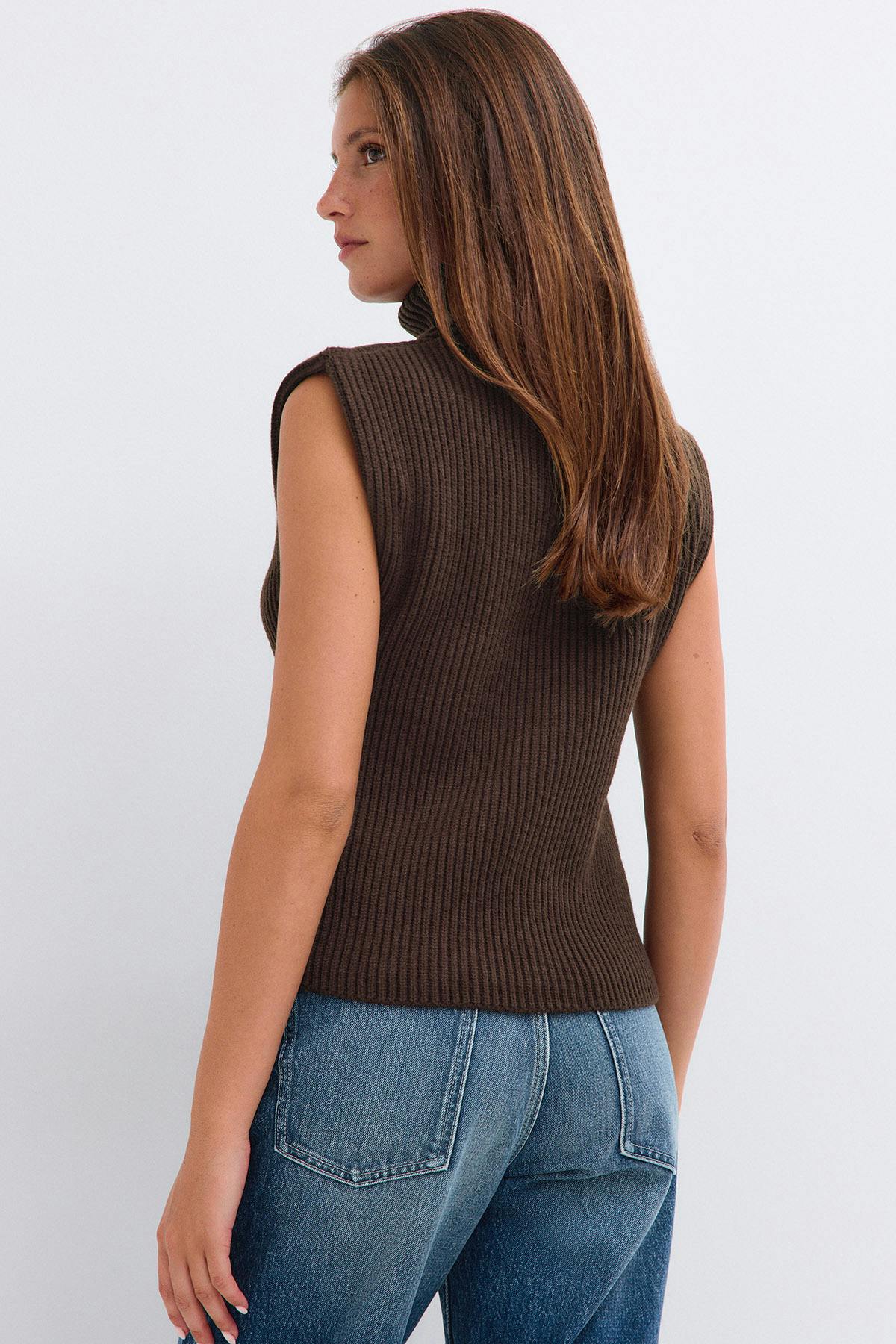 Chunky turtleneck knitted vest - Brown