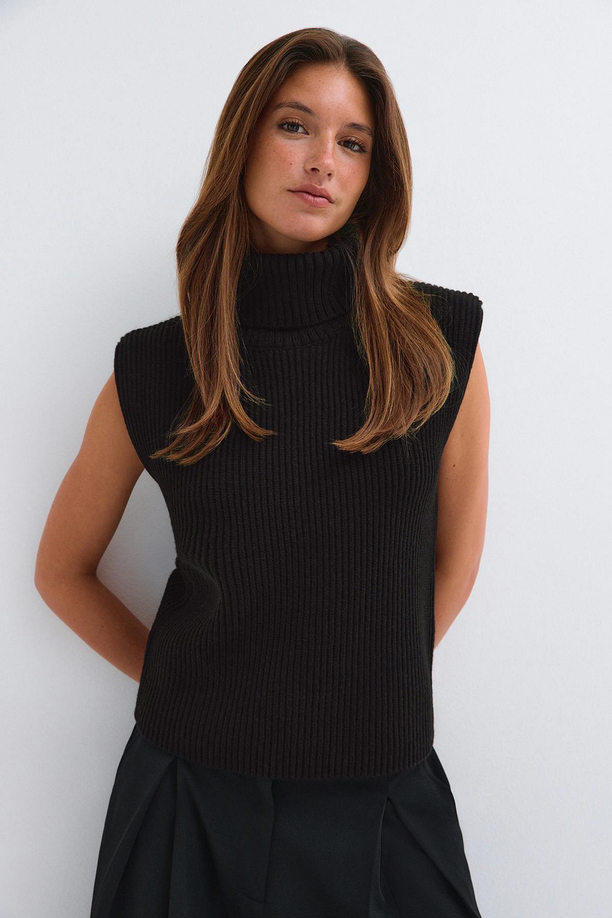 Chunky turtleneck knitted vest - Black