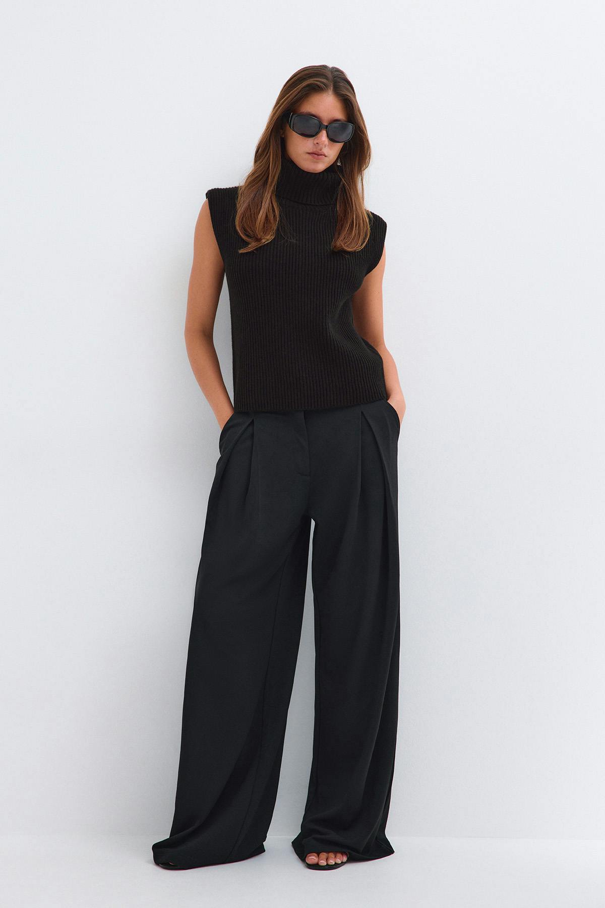 Chunky turtleneck knitted vest - Black