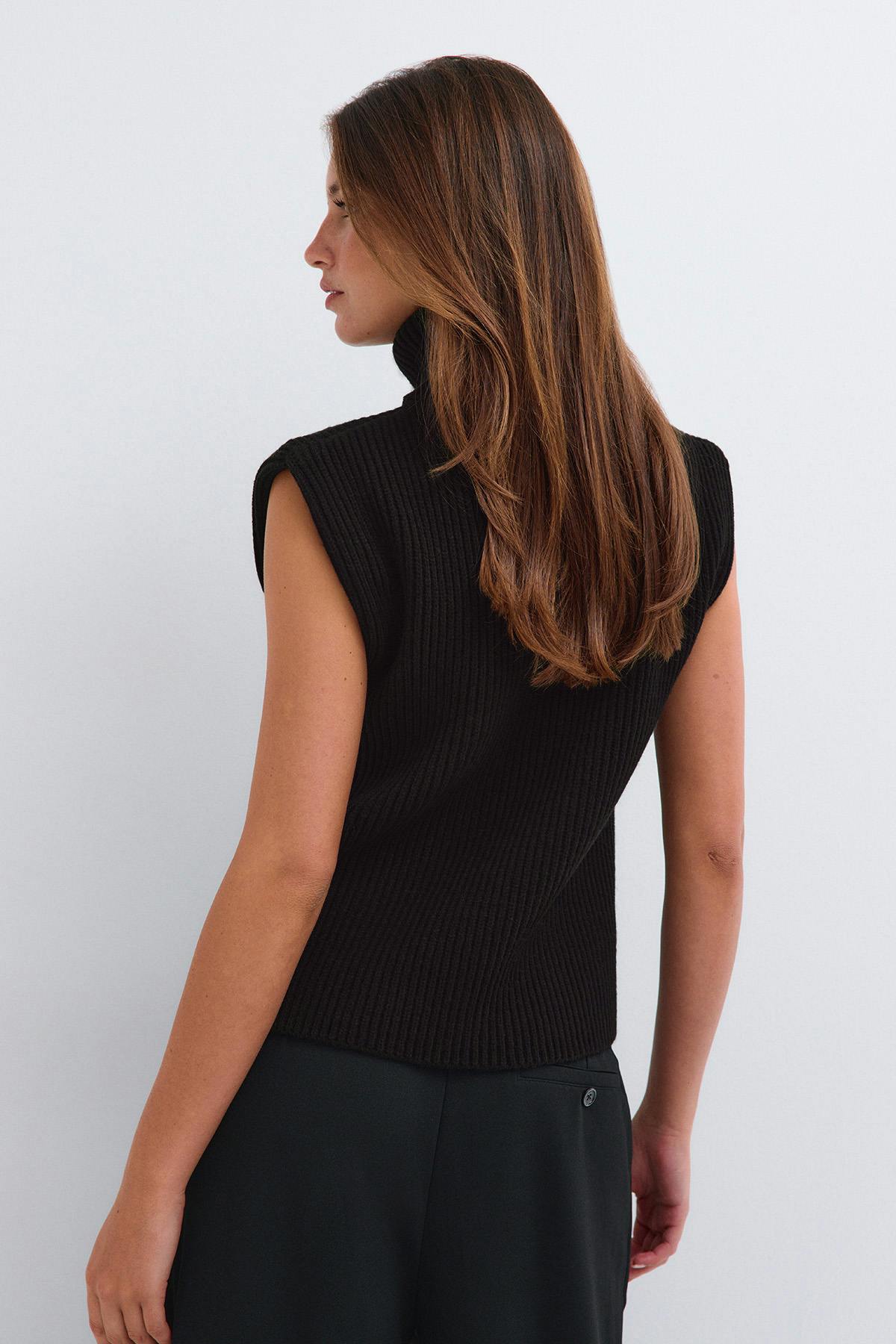Chunky turtleneck knitted vest - Black