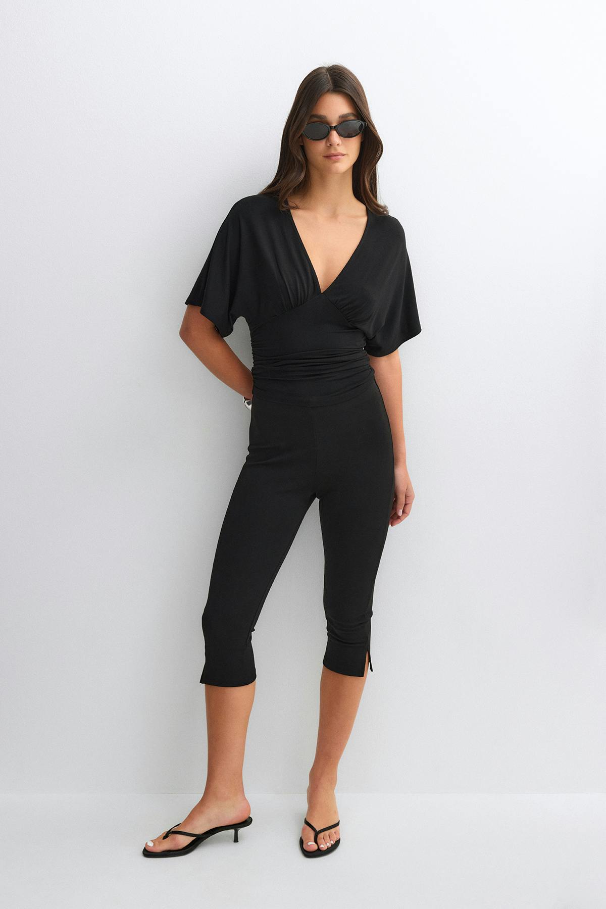 Shaped v-neck top - Black