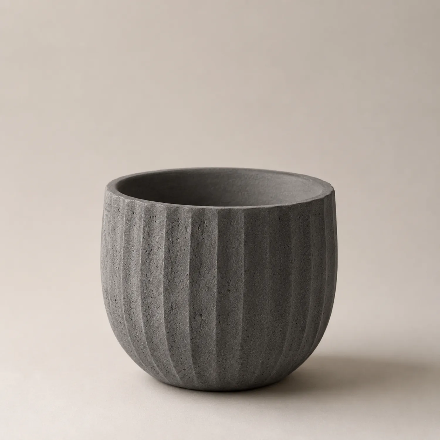 Vaso rotondo grigio con superficie scanalata-velnordia