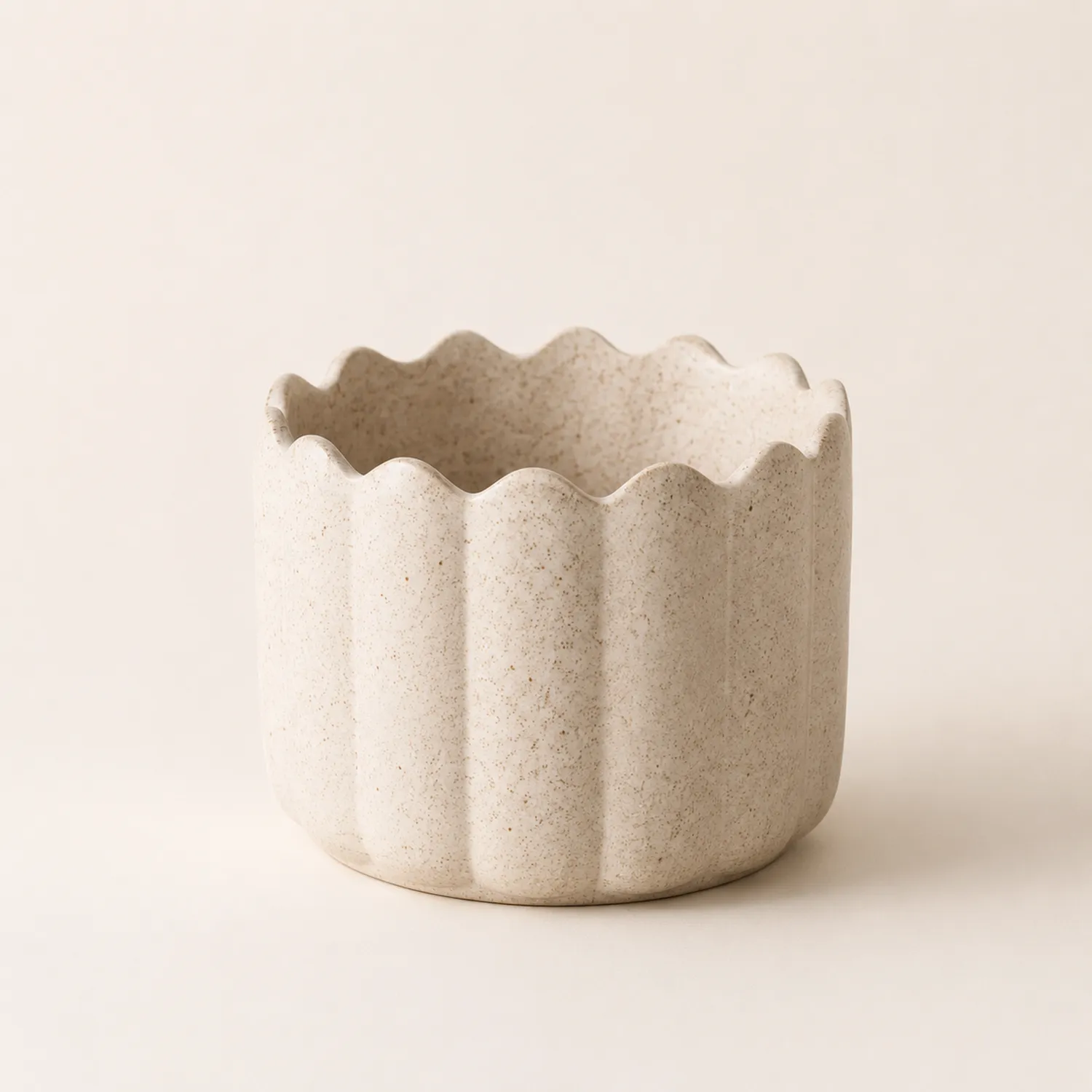 Vaso Decorativo in Ceramica Beige con Design Ondulato-velnordia
