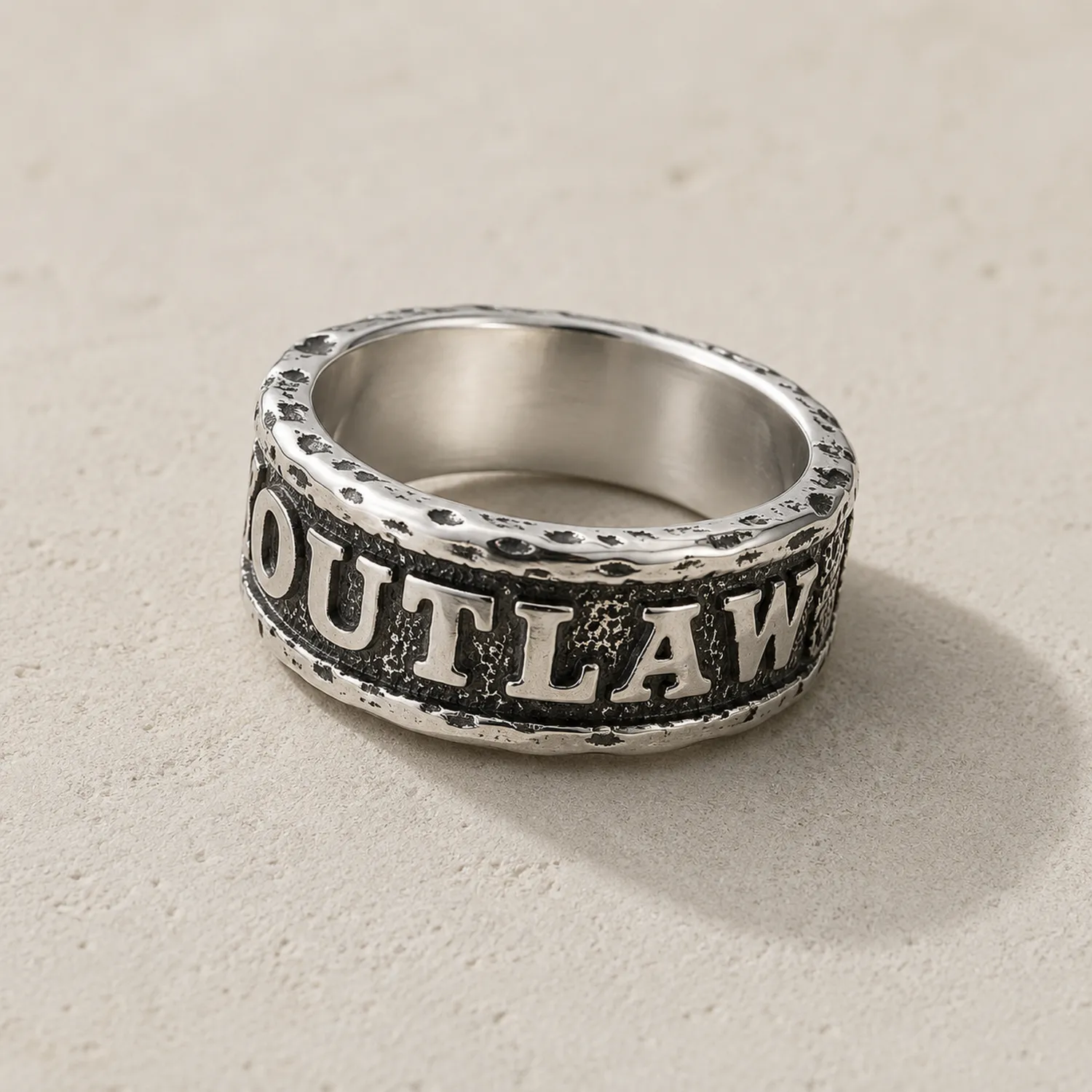 Anillo ancho vintage OUTLAW con letras prominentes