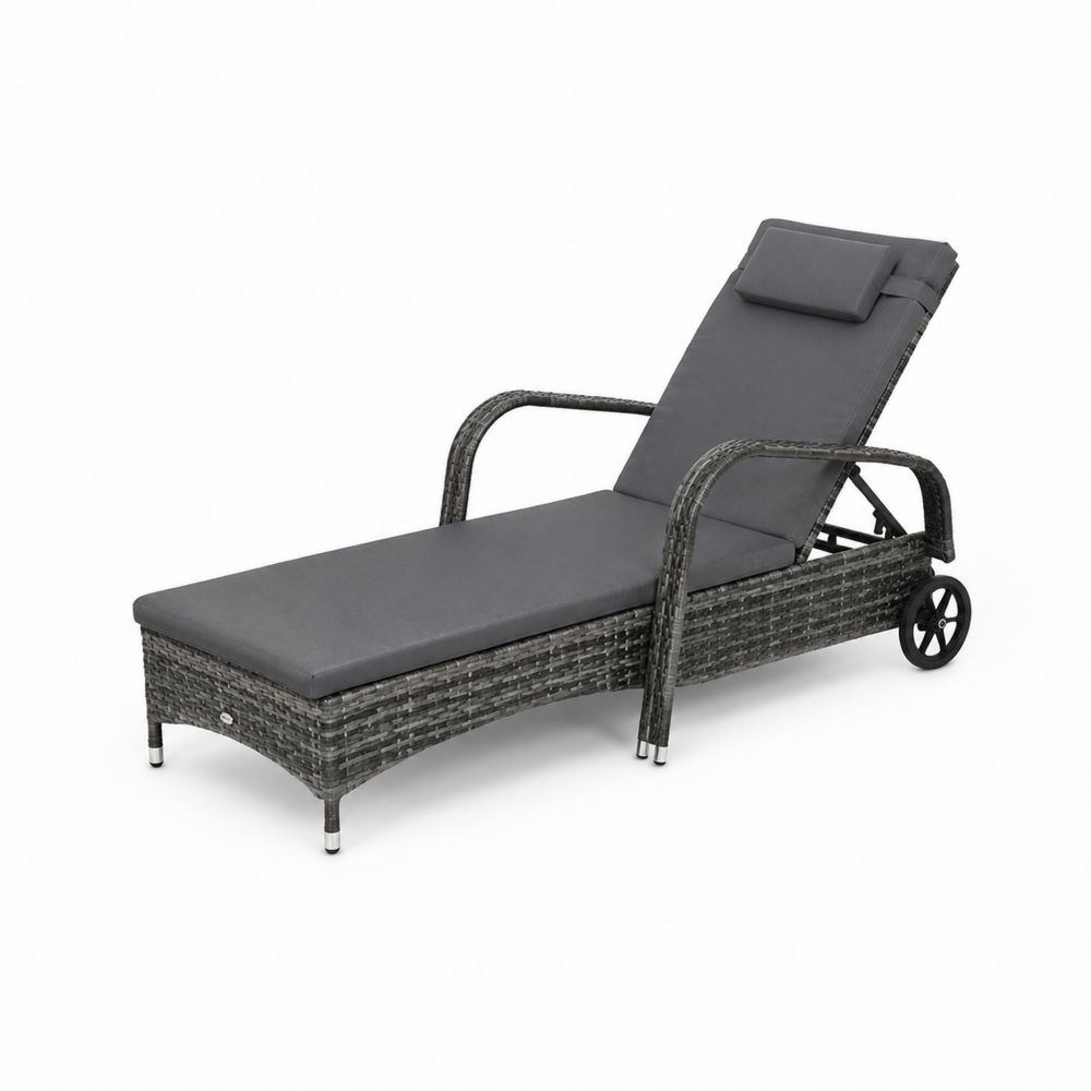 Tumbona de ratán para exterior con cojín gris oscuro