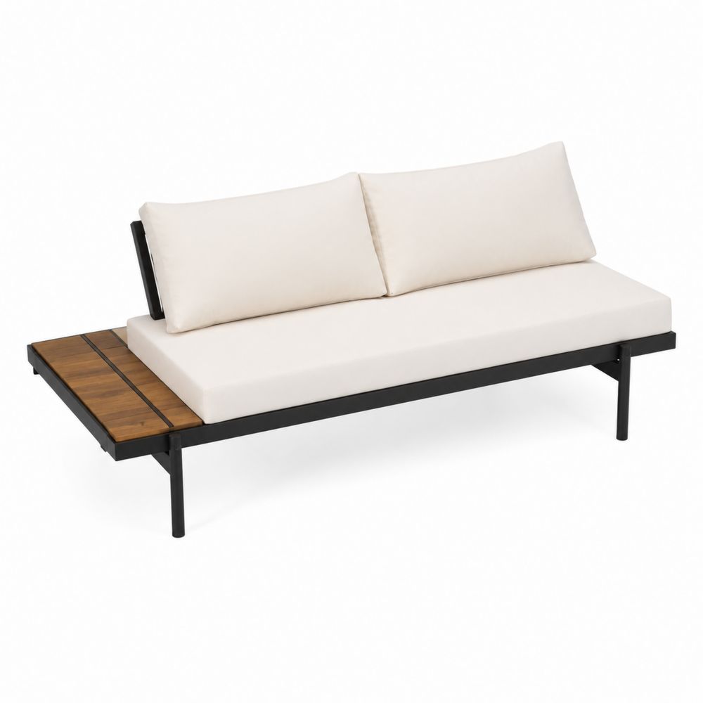 Sofá modular de exterior con cojines crema, estructura de metal y madera