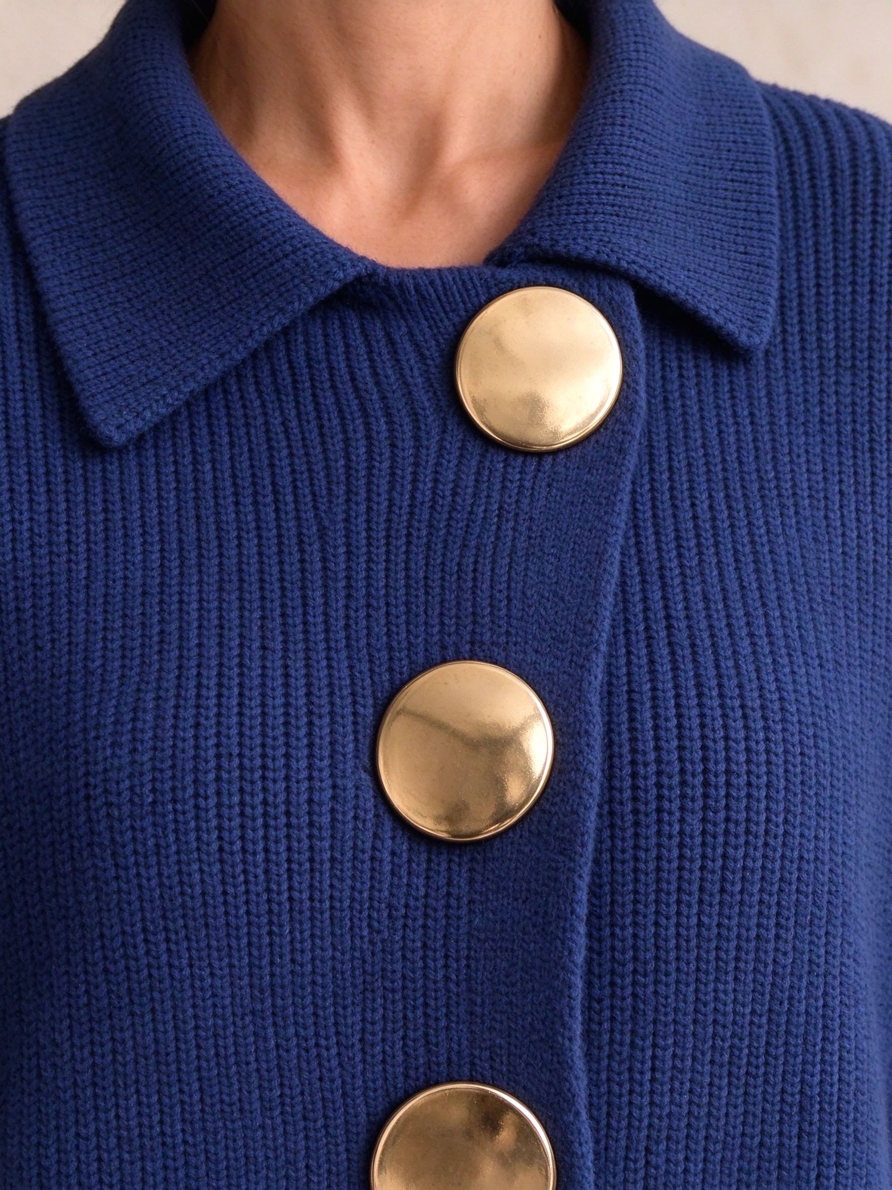 oversized gold buttons collar detail