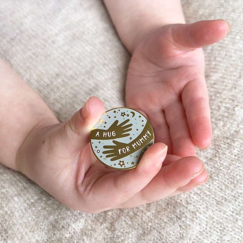 🥰Wrap Mom in Love: A Hug FOR Mummy Enamel Pin Badge for Mother's Day💓