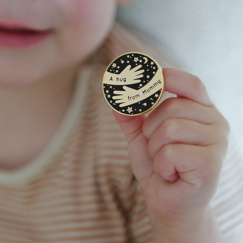 🥰Wrap Mom in Love: A Hug FOR Mummy Enamel Pin Badge for Mother's Day💓