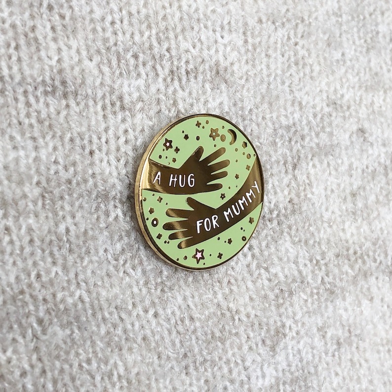 🥰Wrap Mom in Love: A Hug FOR Mummy Enamel Pin Badge for Mother's Day💓