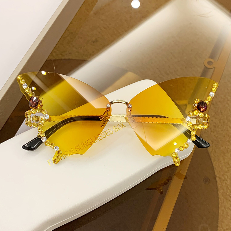 ✨SHINY BUTTERFLY SUNGLASSES🦋