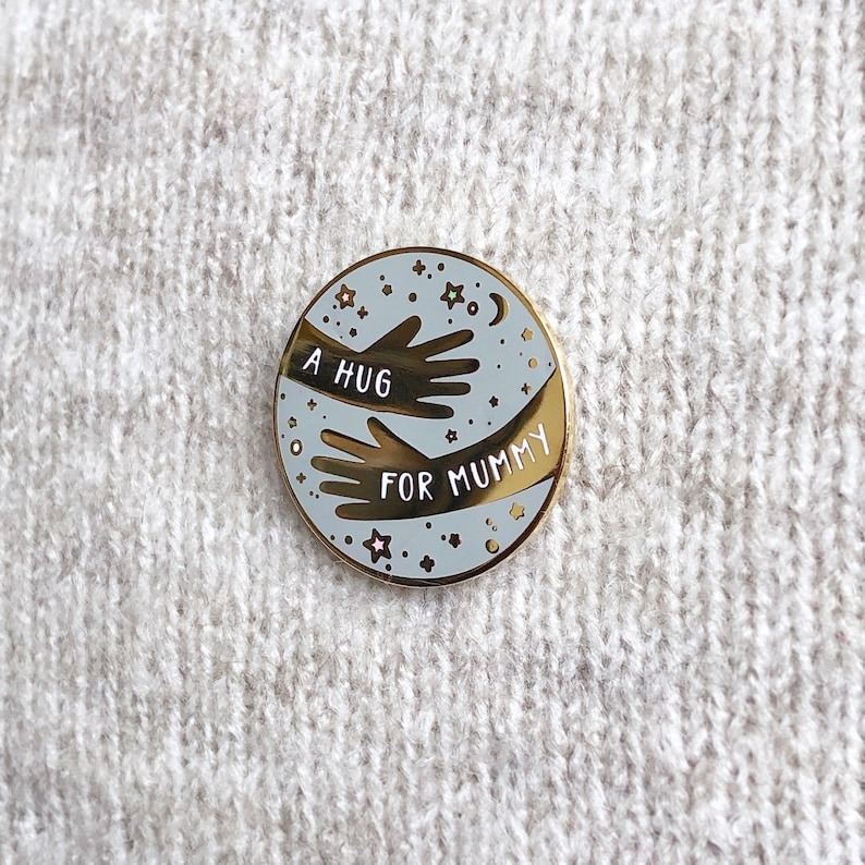 🥰Wrap Mom in Love: A Hug FOR Mummy Enamel Pin Badge for Mother's Day💓