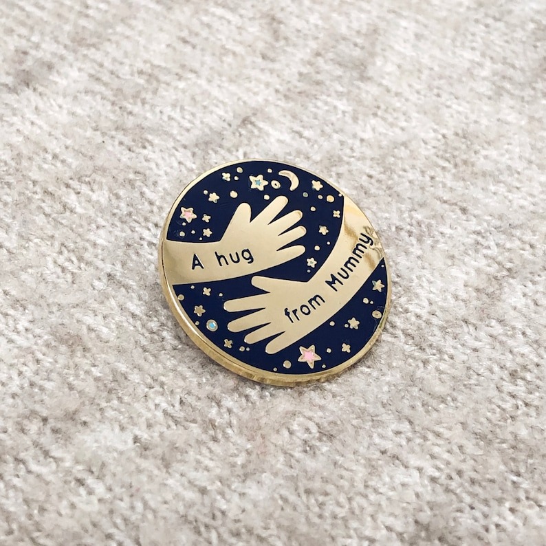 🥰Wrap Mom in Love: A Hug FOR Mummy Enamel Pin Badge for Mother's Day💓