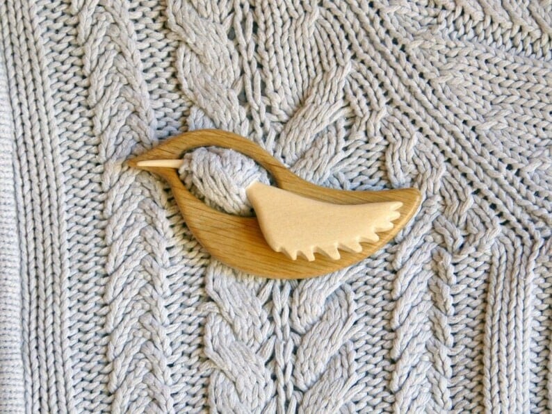 Brooch pin with wooden animal pattern (sweater clip)