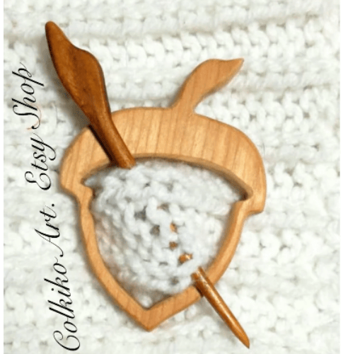 Brooch pin with wooden animal pattern (sweater clip)