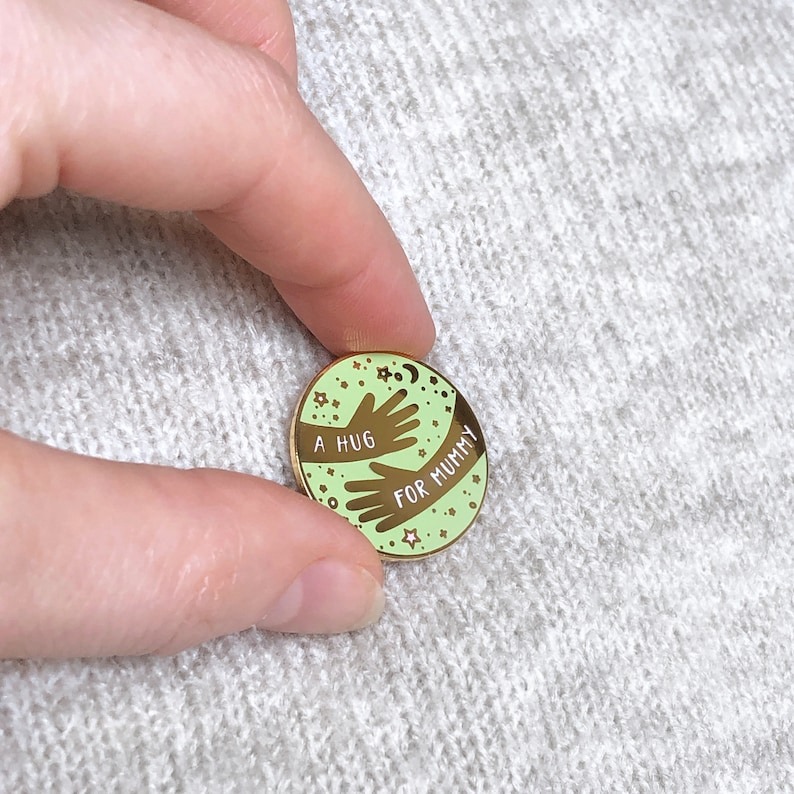 🥰Wrap Mom in Love: A Hug FOR Mummy Enamel Pin Badge for Mother's Day💓