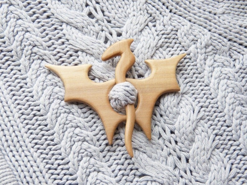 Brooch pin with wooden animal pattern (sweater clip)
