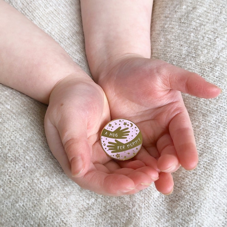 🥰Wrap Mom in Love: A Hug FOR Mummy Enamel Pin Badge for Mother's Day💓