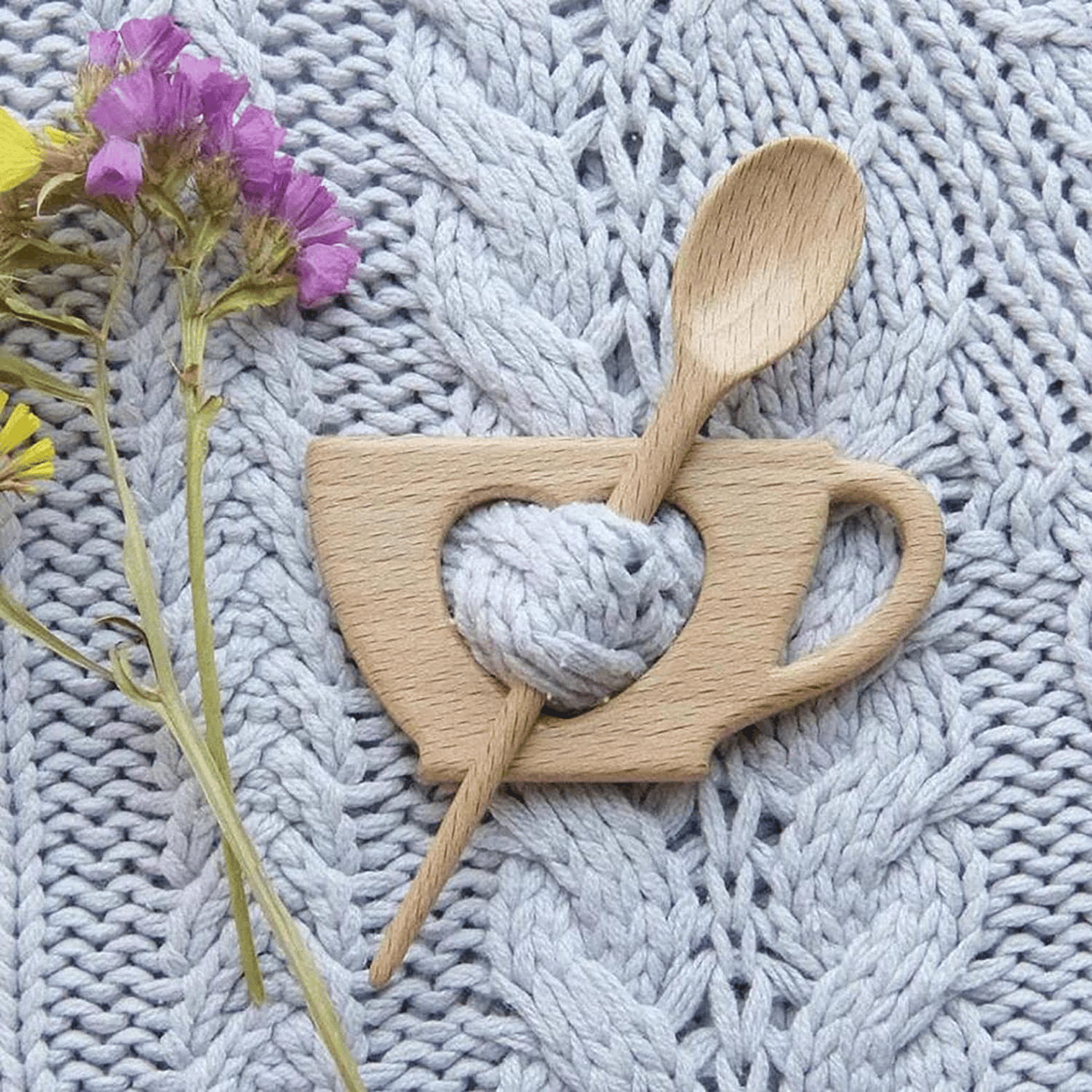 Brooch pin with wooden animal pattern (sweater clip)