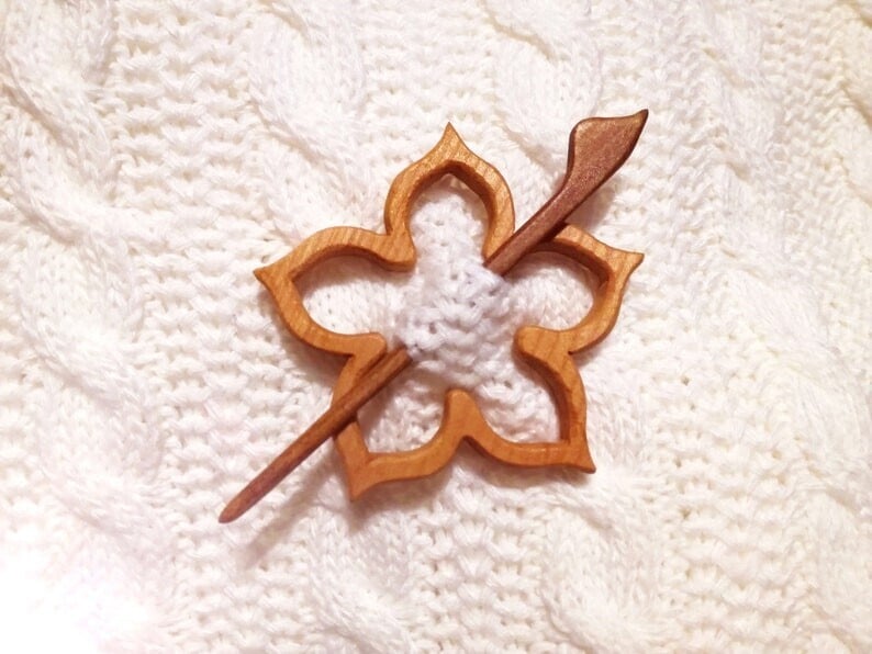 Brooch pin with wooden animal pattern (sweater clip)