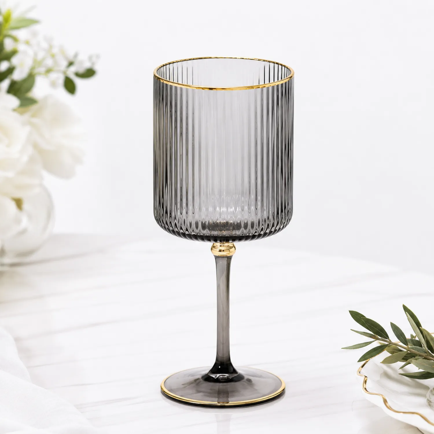 Copa de Vino de Vidrio Estriado Gris con Borde Dorado