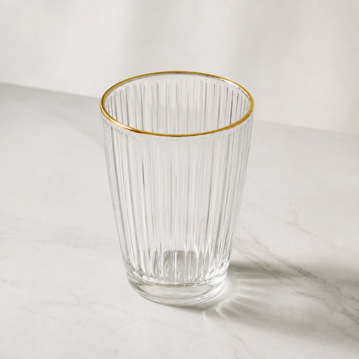 Vaso de Cristal Transparente con Borde Dorado