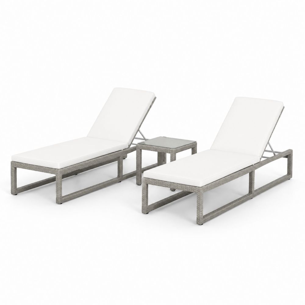 Conjunto de tumbonas de exterior de ratán sintético con cojines blancos y mesa de cristal