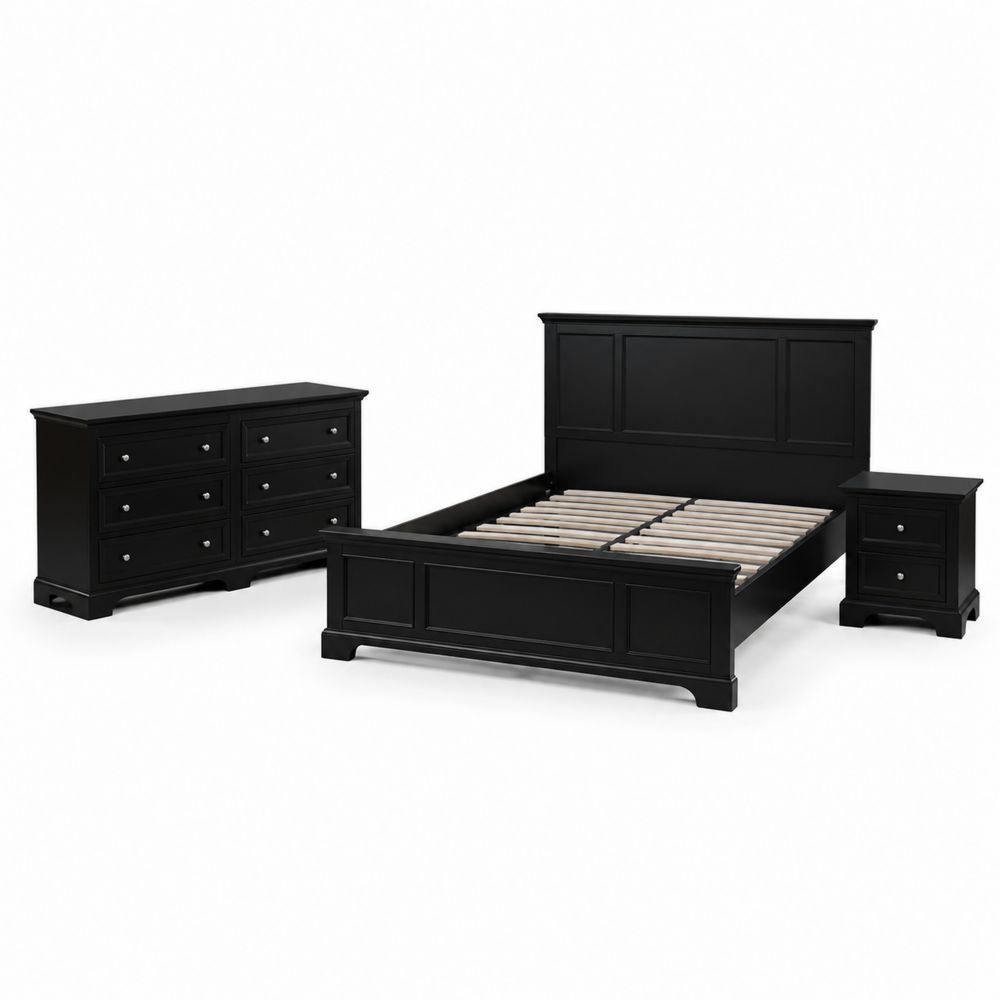 Juego de dormitorio en madera: cama, cómoda y mesita negra