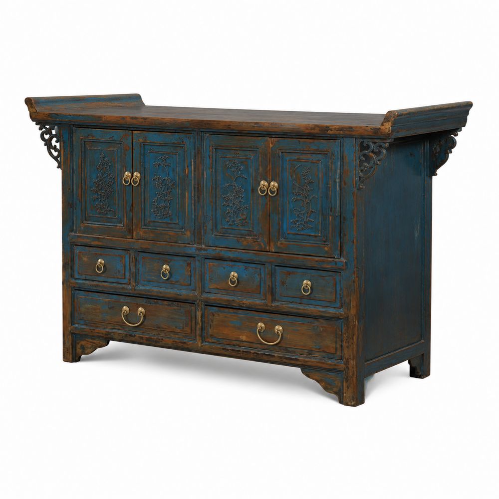 Aparador de madera con detalles ornamentales en azul y marrón