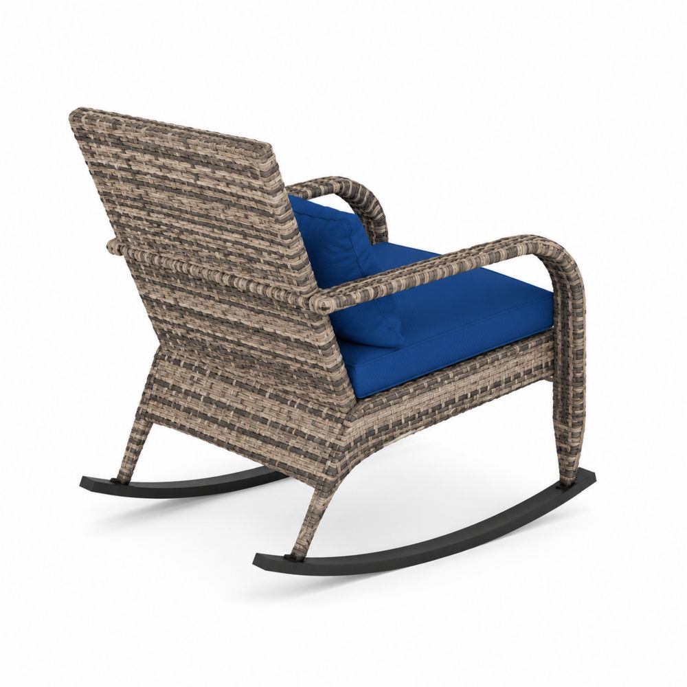 Silla mecedora de mimbre sintético con cojines azules
