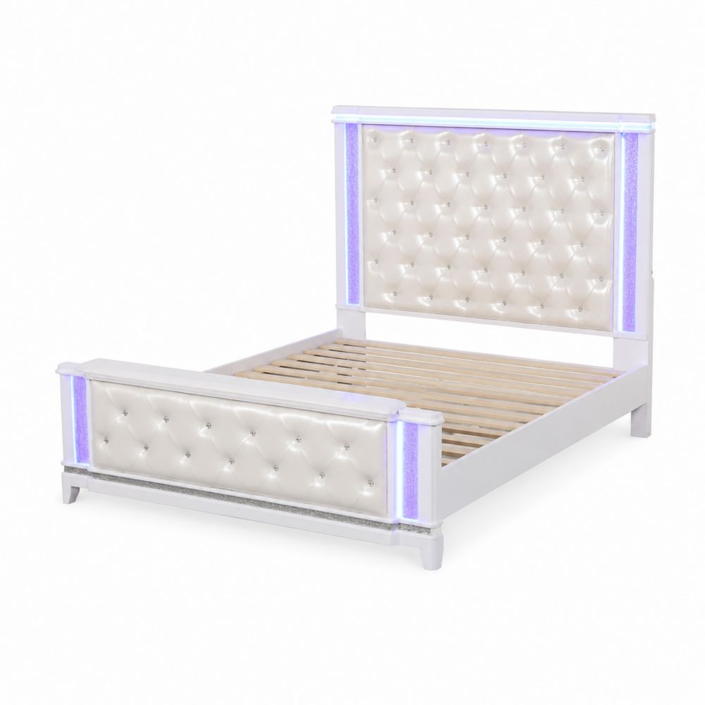 Cama tapizada en cuero sintético blanco con luces LED