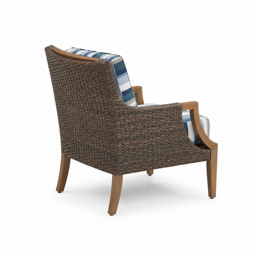 Sillón de madera y mimbre con cojines a rayas azul y blanco