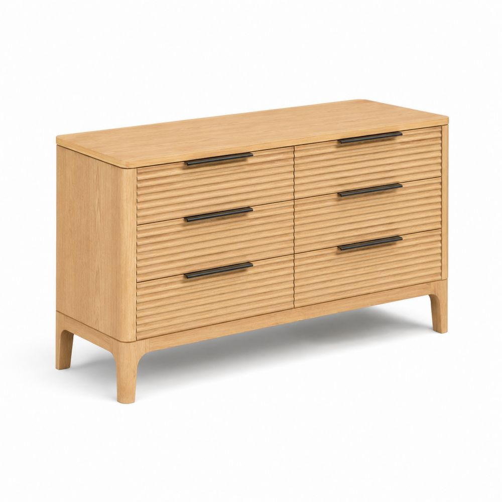 Commode en bois avec poignées en métal noir