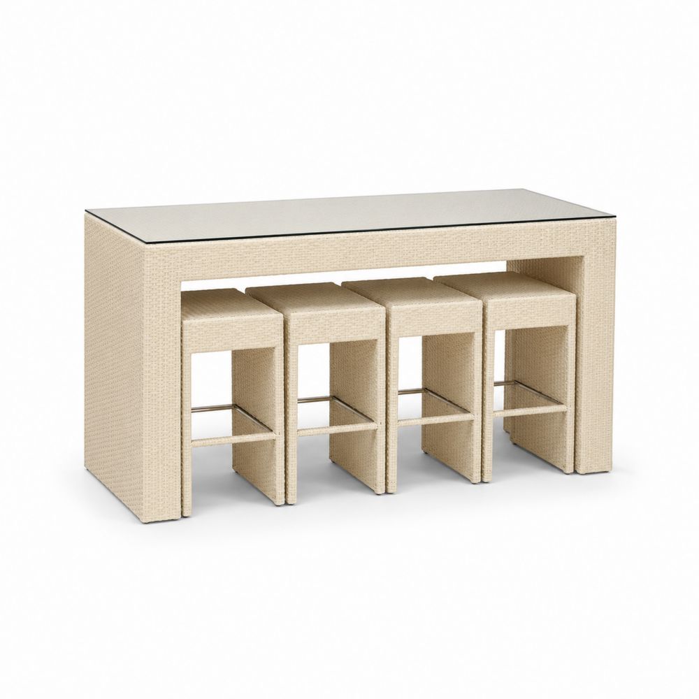 Mesa de ratán con vidrio templado y taburetes