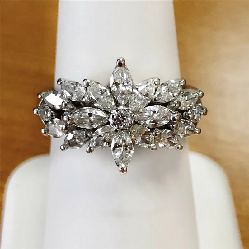 Huitan Novel Design Women's Ring for Party Aesthetic Flower Design Small Fresh-losil