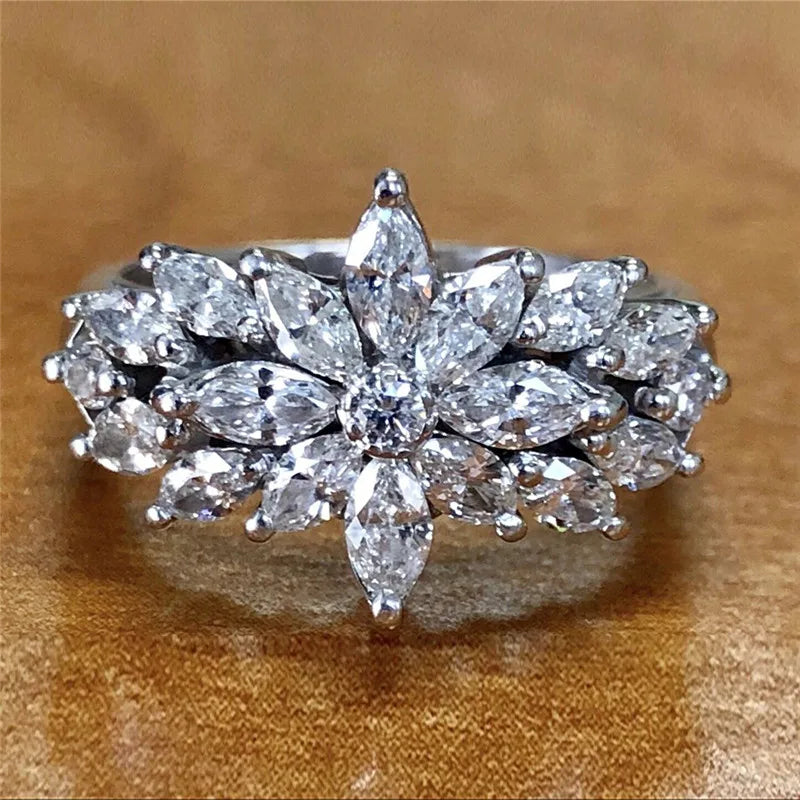 Huitan Novel Design Women's Ring for Party Aesthetic Flower Design Small Fresh-losil