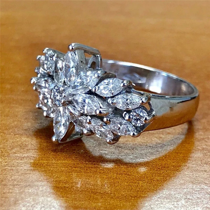 Huitan Novel Design Women's Ring for Party Aesthetic Flower Design Small Fresh-losil