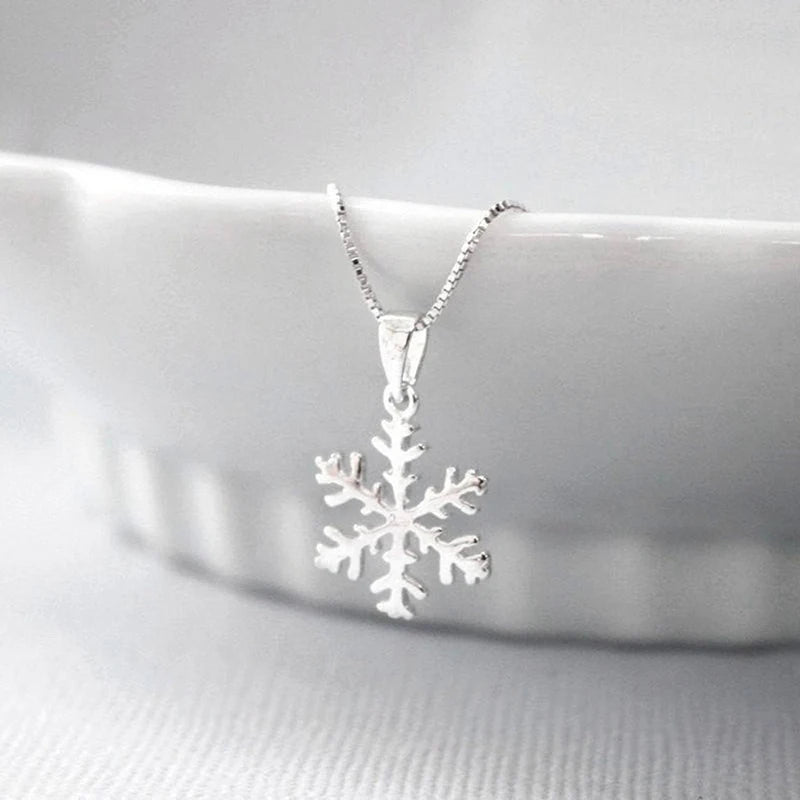 Huitan Fashion Snowflake Necklace Delicate Christmas Gift for Women Modern Design Stylish-losil