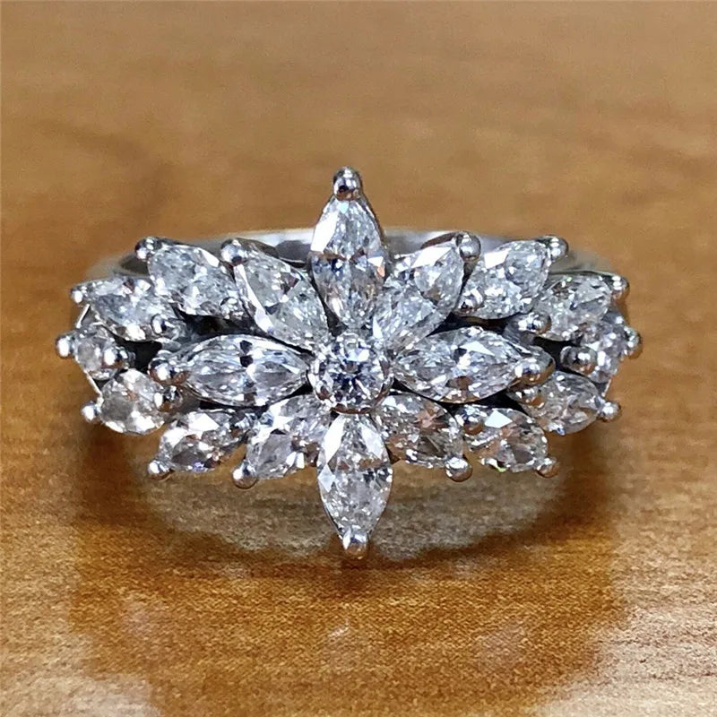 Huitan Novel Design Women's Ring for Party Aesthetic Flower Design Small Fresh-losil