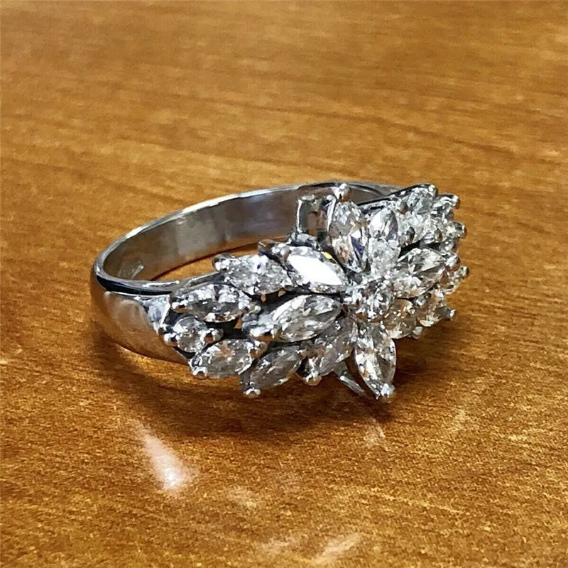 Huitan Novel Design Women's Ring for Party Aesthetic Flower Design Small Fresh-losil