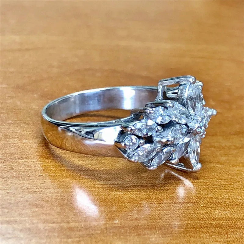 Huitan Novel Design Women's Ring for Party Aesthetic Flower Design Small Fresh-losil