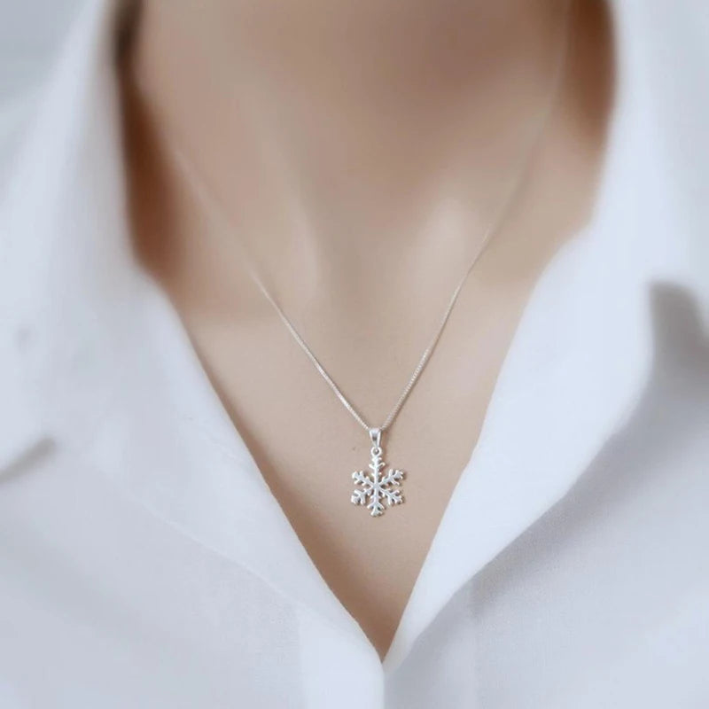 Huitan Fashion Snowflake Necklace Delicate Christmas Gift for Women Modern Design Stylish-losil