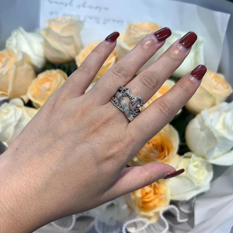 Huitan Novel Irregular Knot Design Rings Female Exquisite Dazzling Cubic Zirconia Accessory-losil