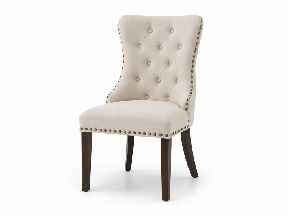 Chaise en bois et tissu beige avec boutons décoratifs