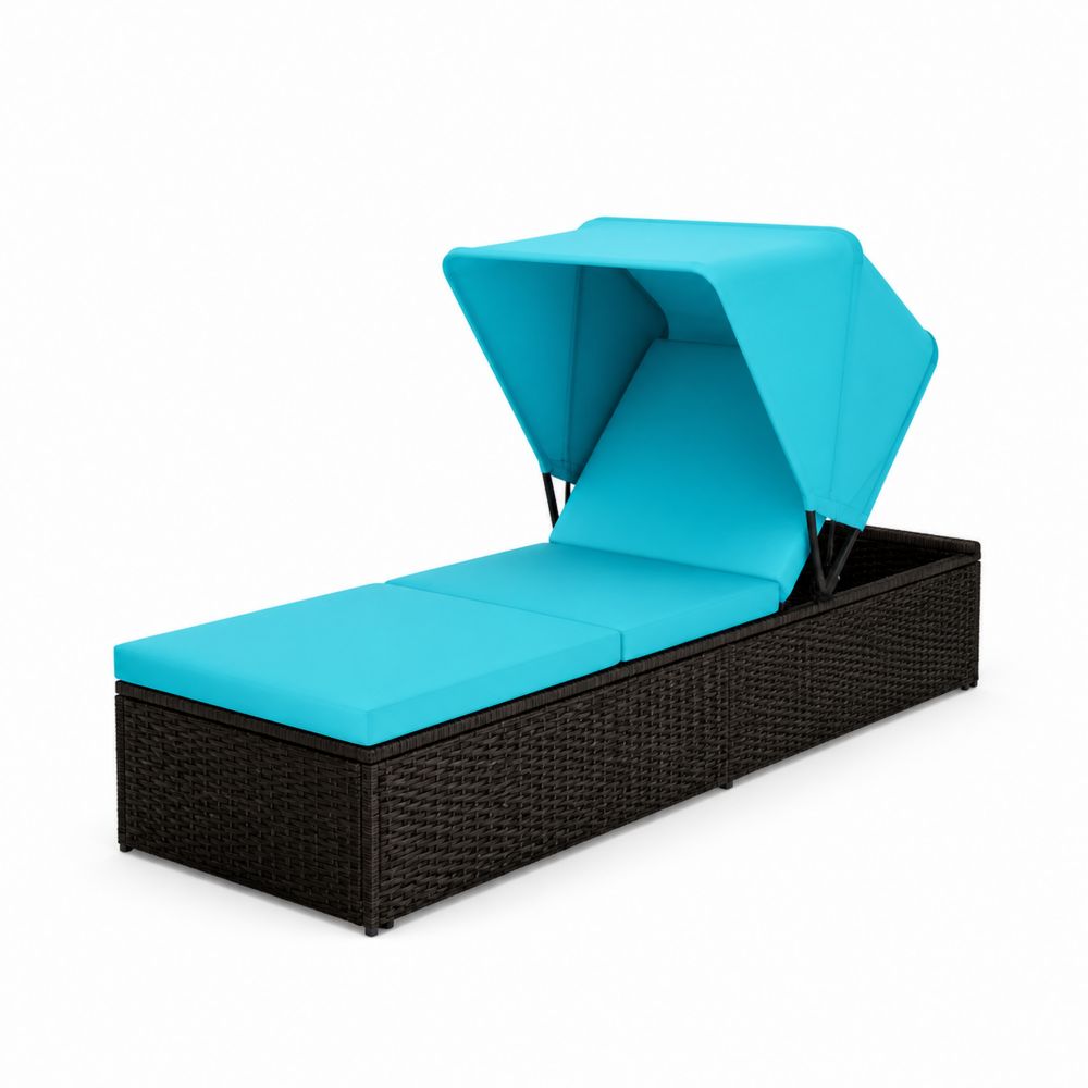 Chaise longue extérieure en rotin avec coussins bleus et pare-soleil ajustable