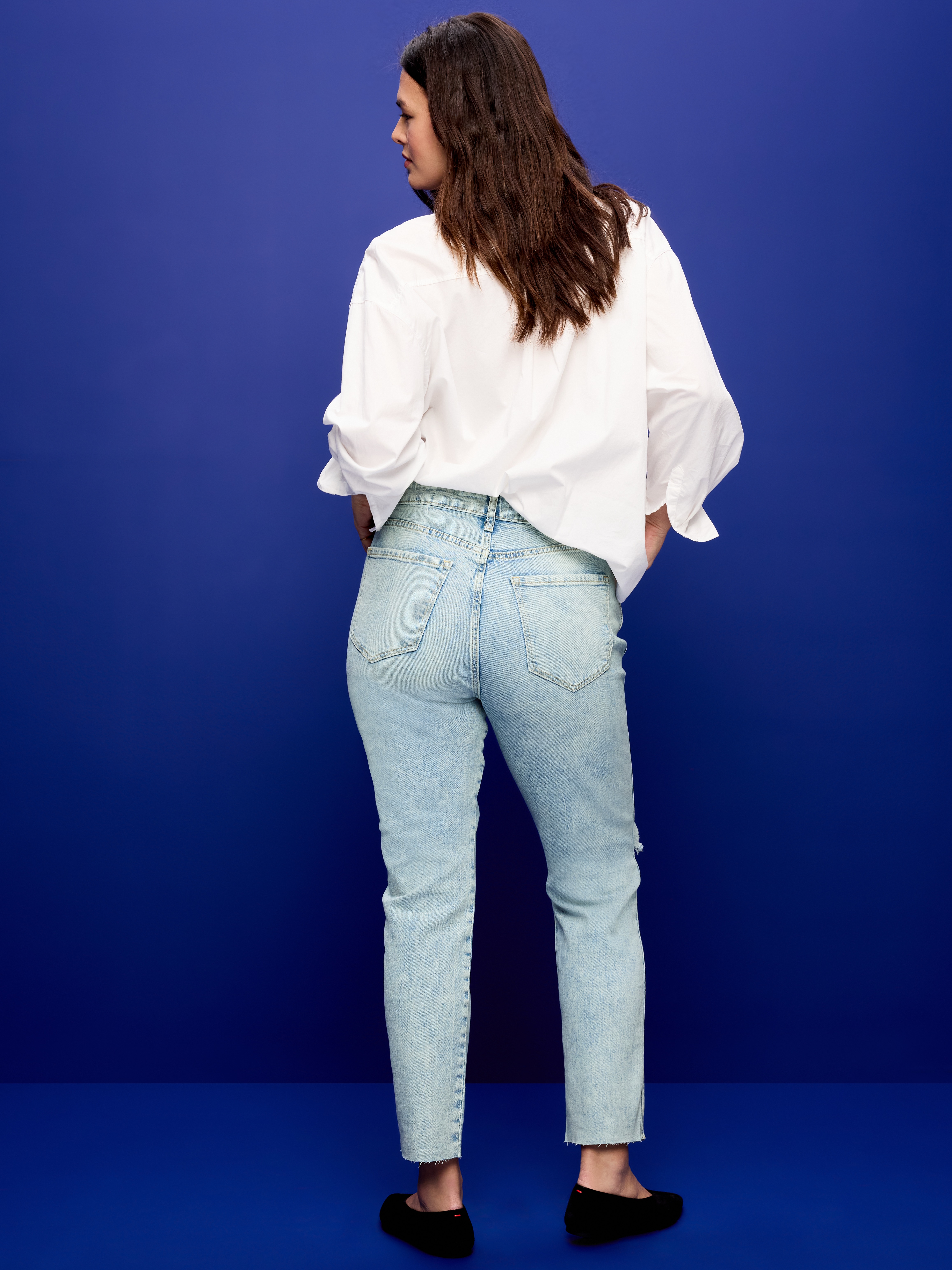 High-Waisted Vintage Slim Jeans - Ripped Light Wash - 8