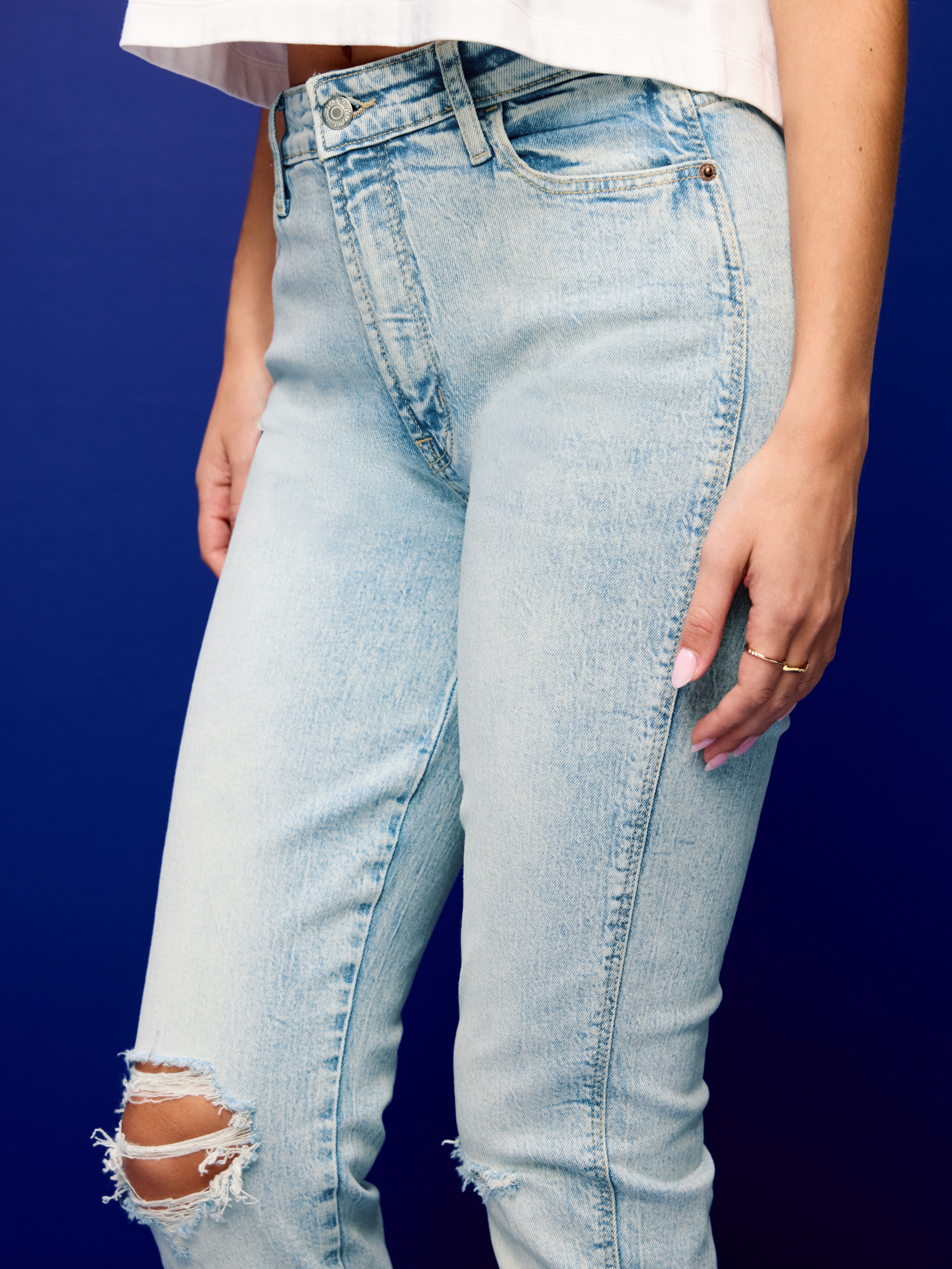 High-Waisted Vintage Slim Jeans - Ripped Light Wash - 5