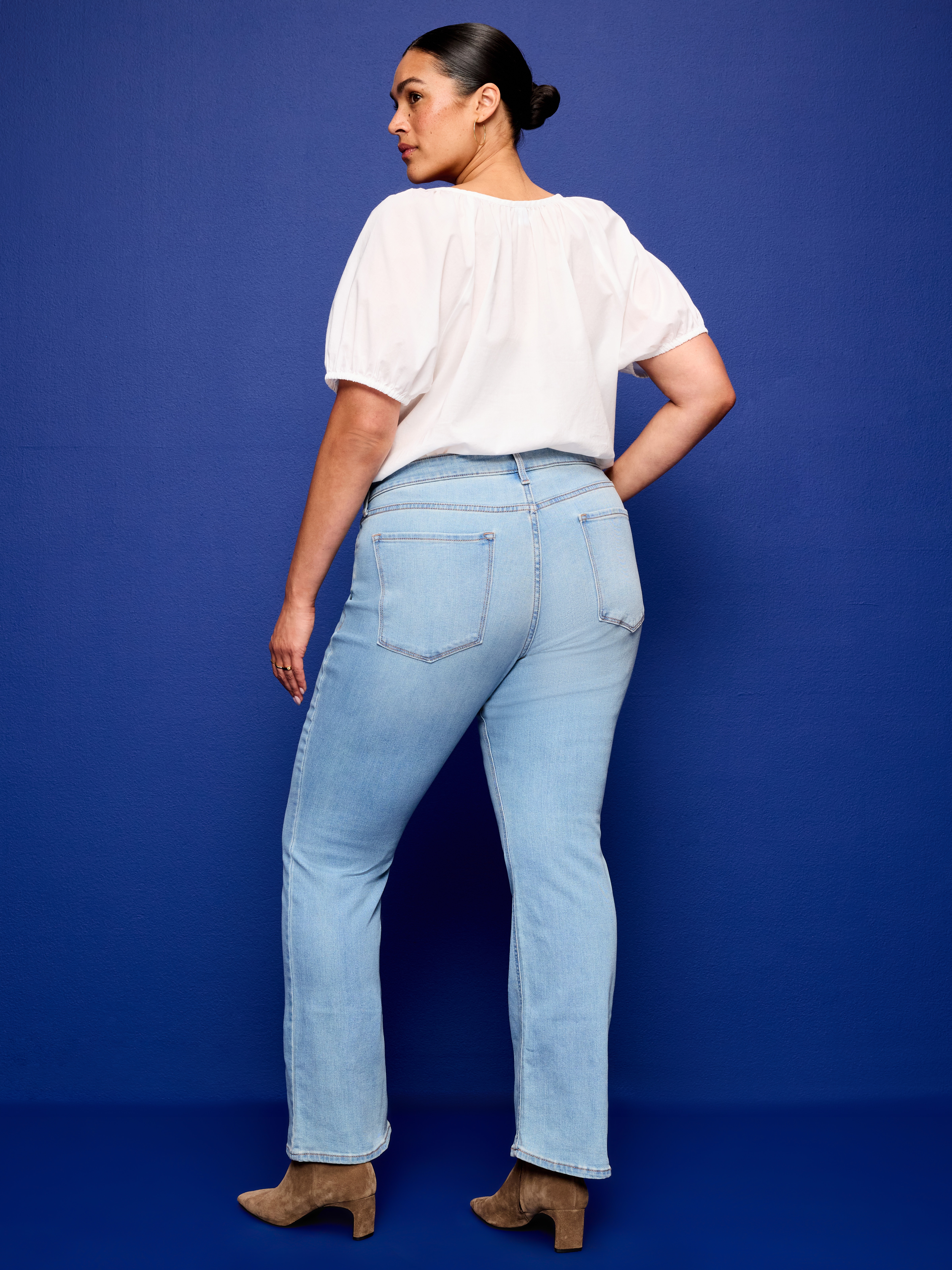 Mid-Rise Wow Boot-Cut Jeans - Light Wash - 8