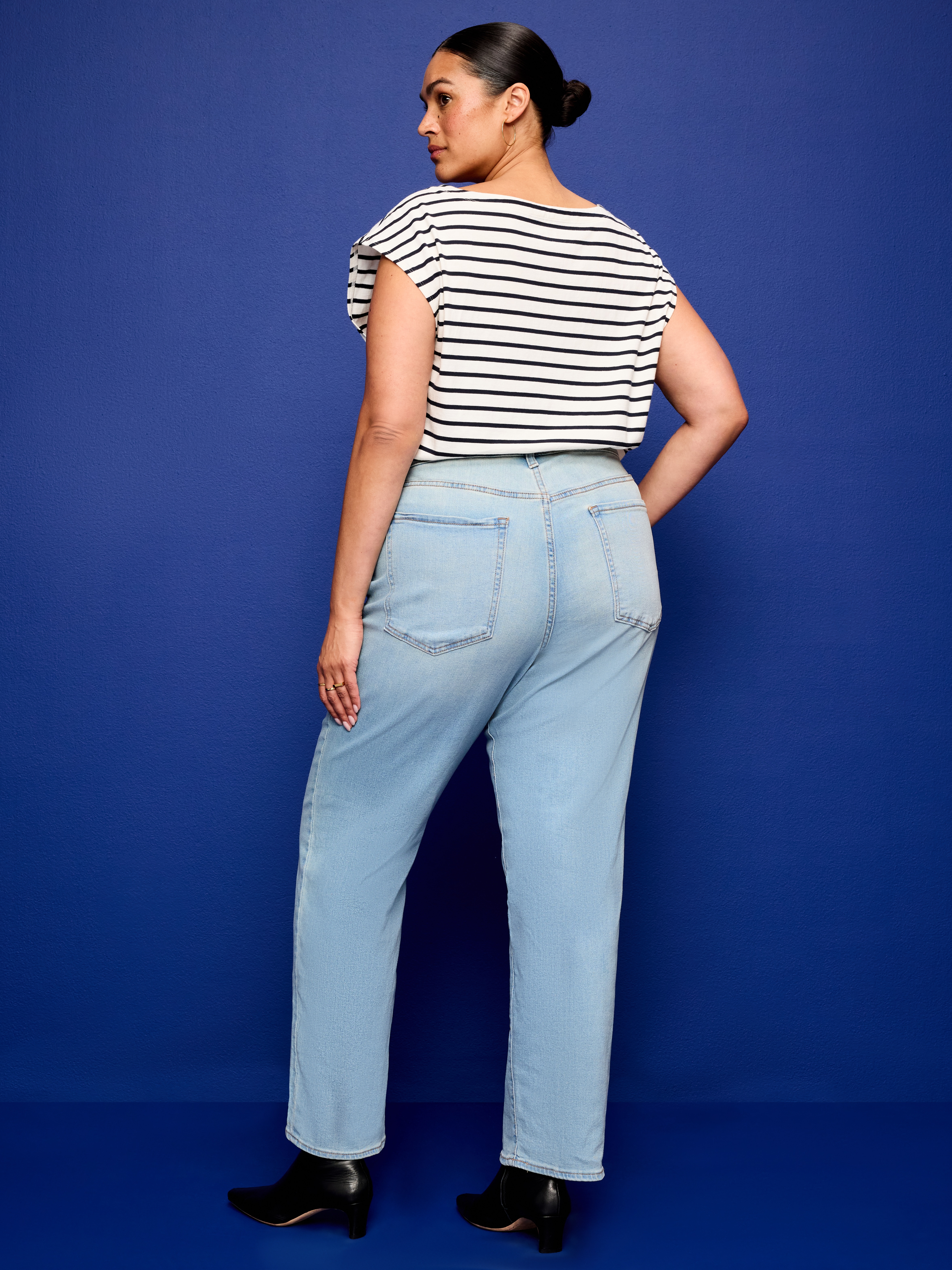 High-Waisted Wow Loose Jeans - Light Wash - 9
