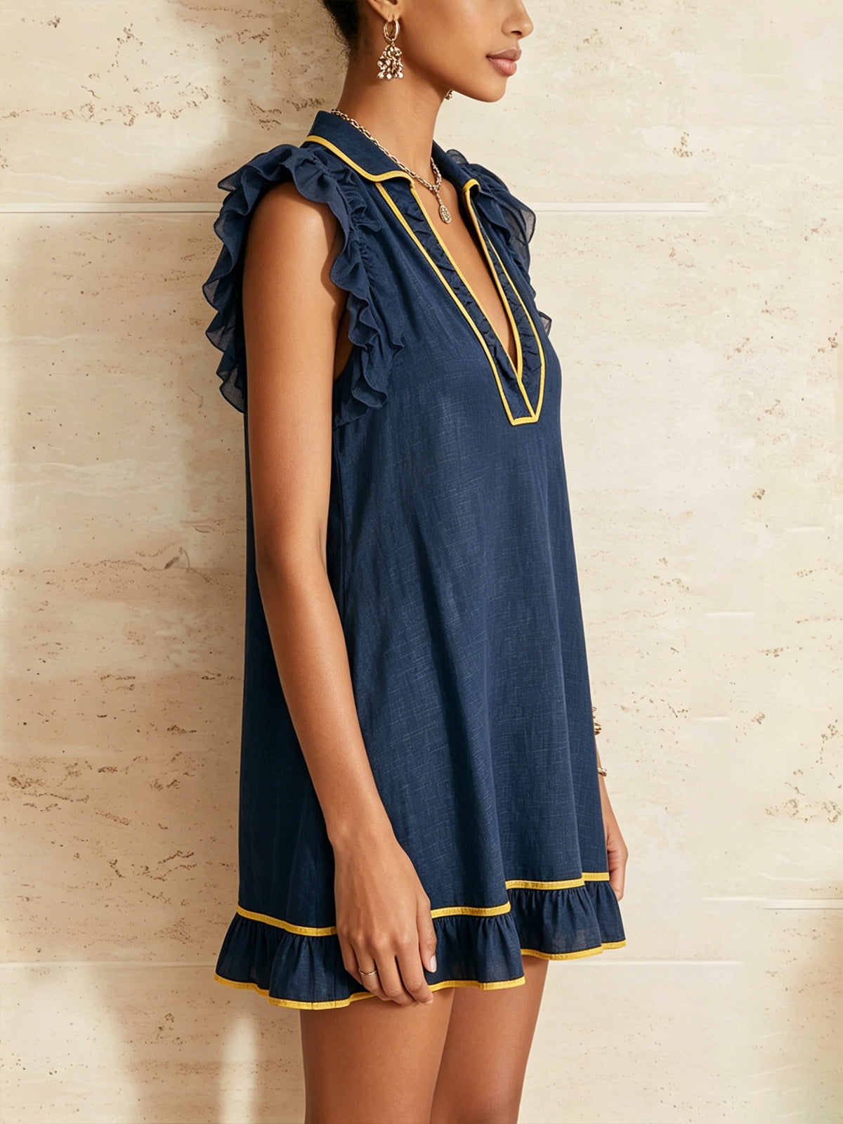 Elegantes Minikleid mit Kontrast-Bordüre – Sommerkleid mit V-Ausschnitt & Rüschen